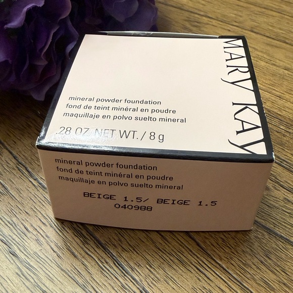 Mary Kay Mineral Powder Foundation - Beige 1.5 - Picture 2 of 5